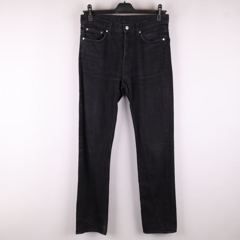 Framsida av svarta jeans