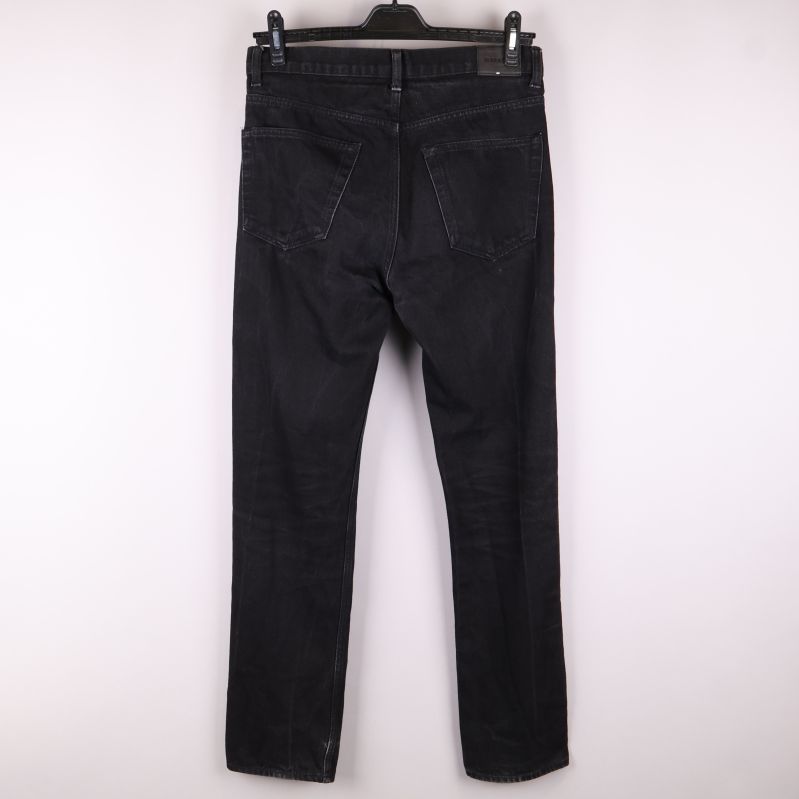 Baksida av svarta jeans med fickor