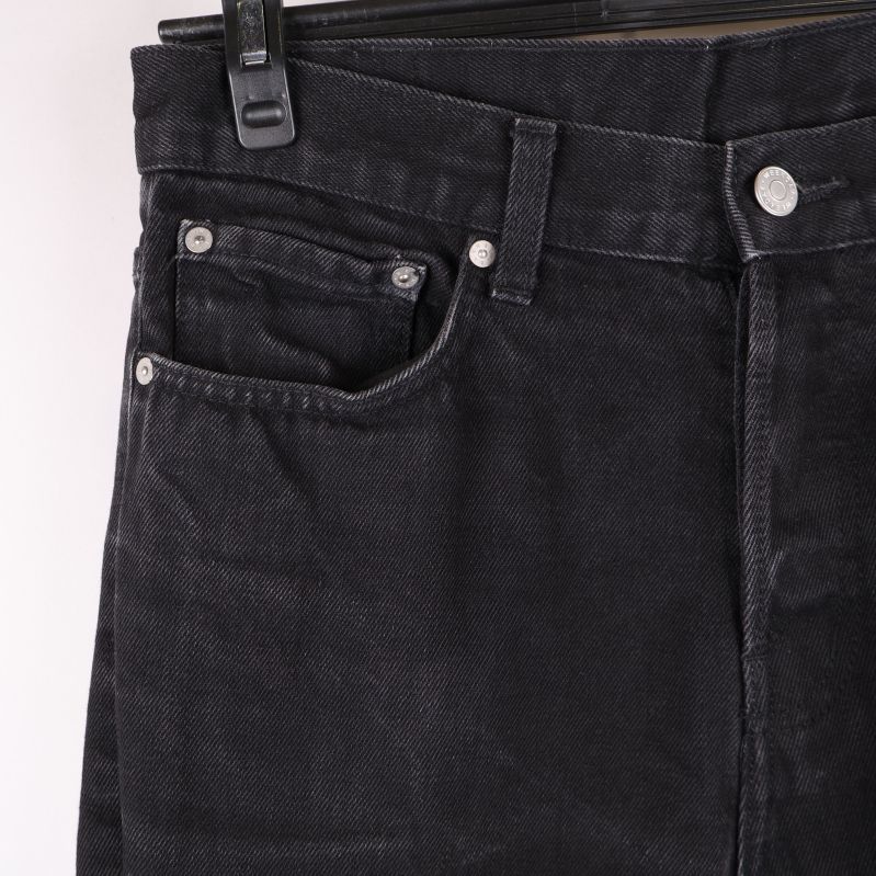 Närbild av jeans med knapp och fickor