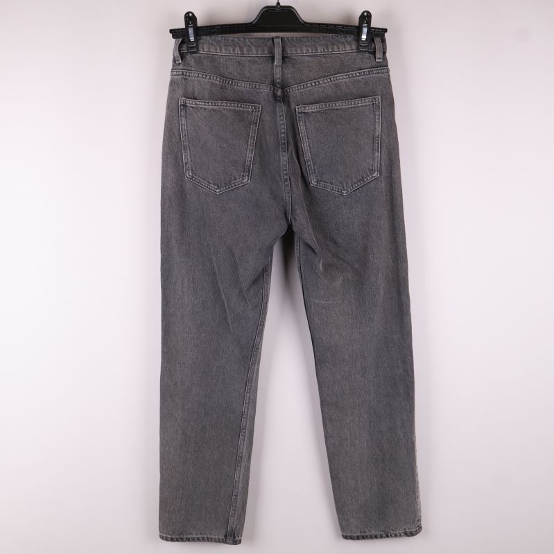 Baksidan av grå jeans 