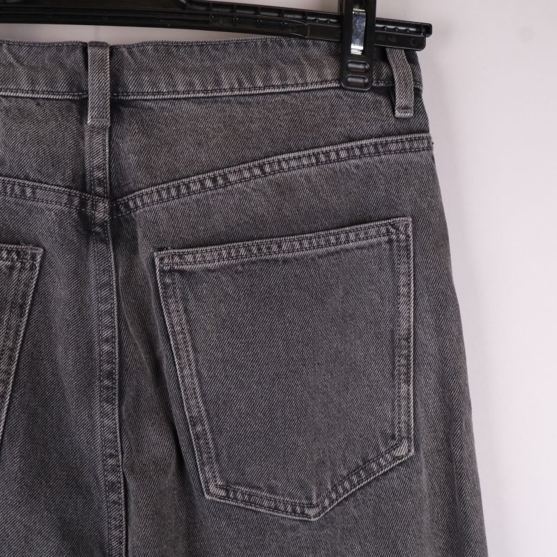 Närbild av bakficka på grå jeans