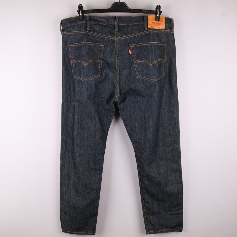 Jeans bakifrån med fickor och logga synliga