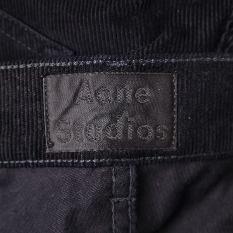 Närbild på Acne studios-logga