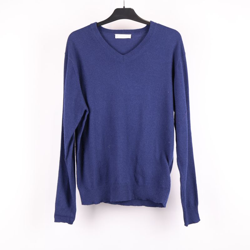 Blå tröja på galge sedd framifrån