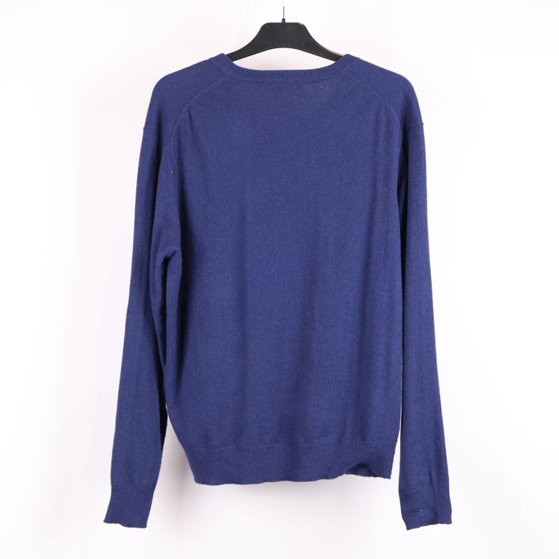 Blå tröja på galge sedd bakifrån