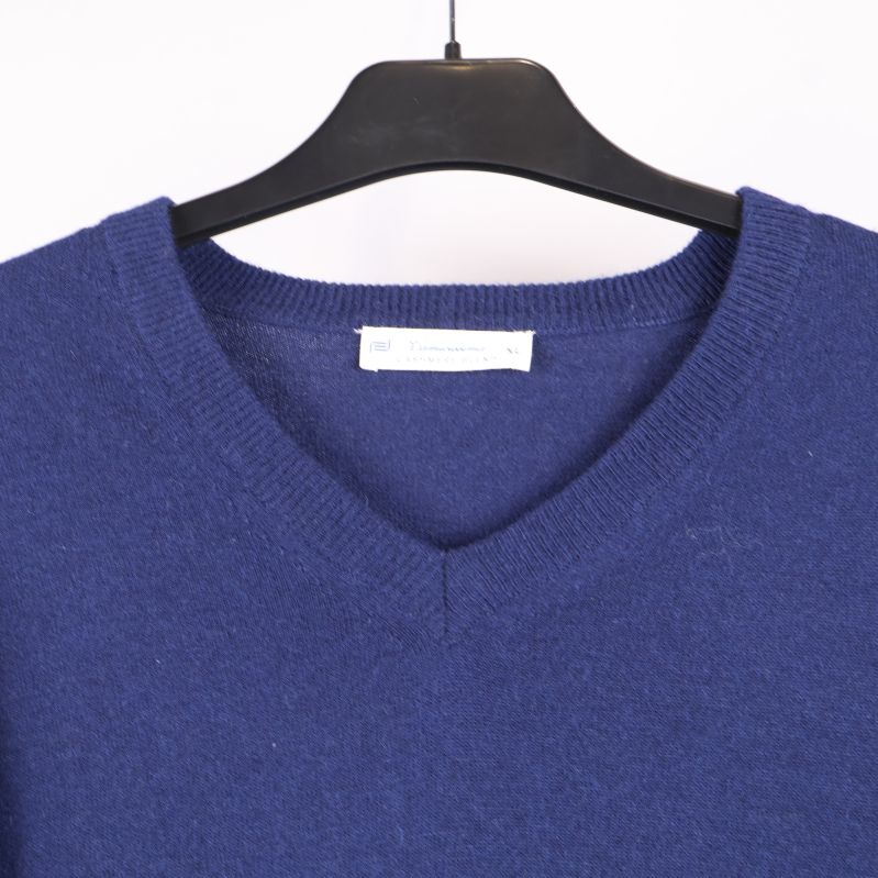 Närbild på tröjans V-ringning