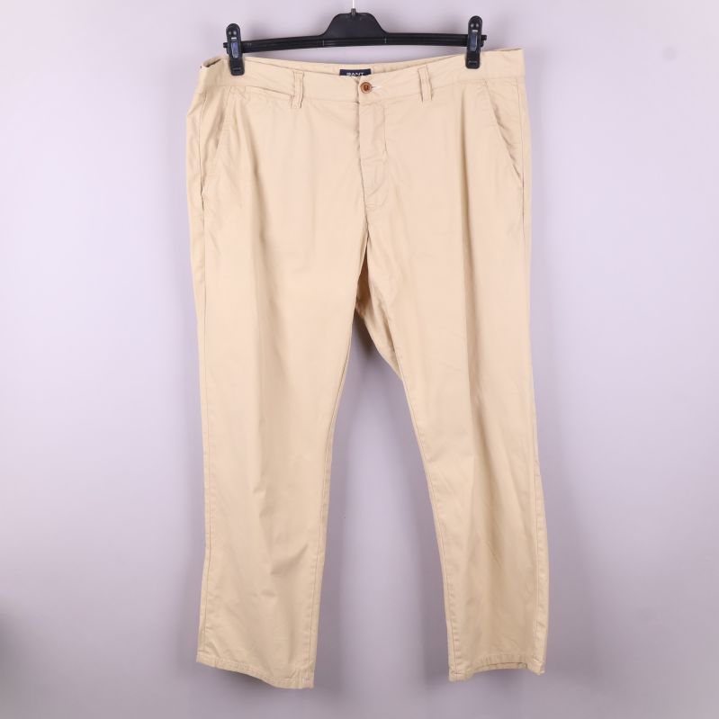 Beige chinos framifrån utan bälte
