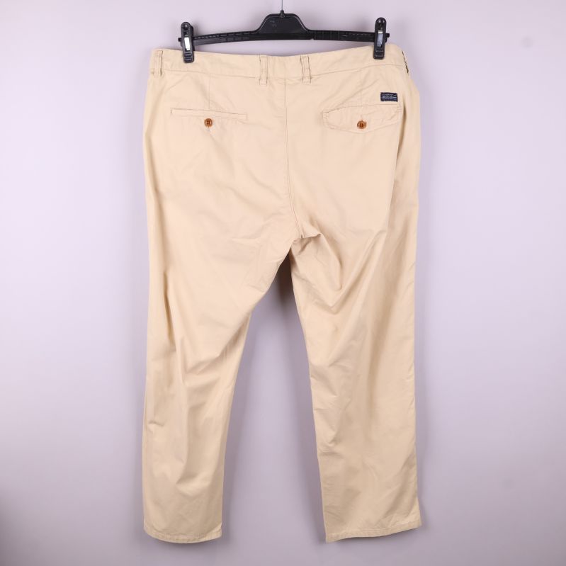 Beige chinos bakifrån med fickor