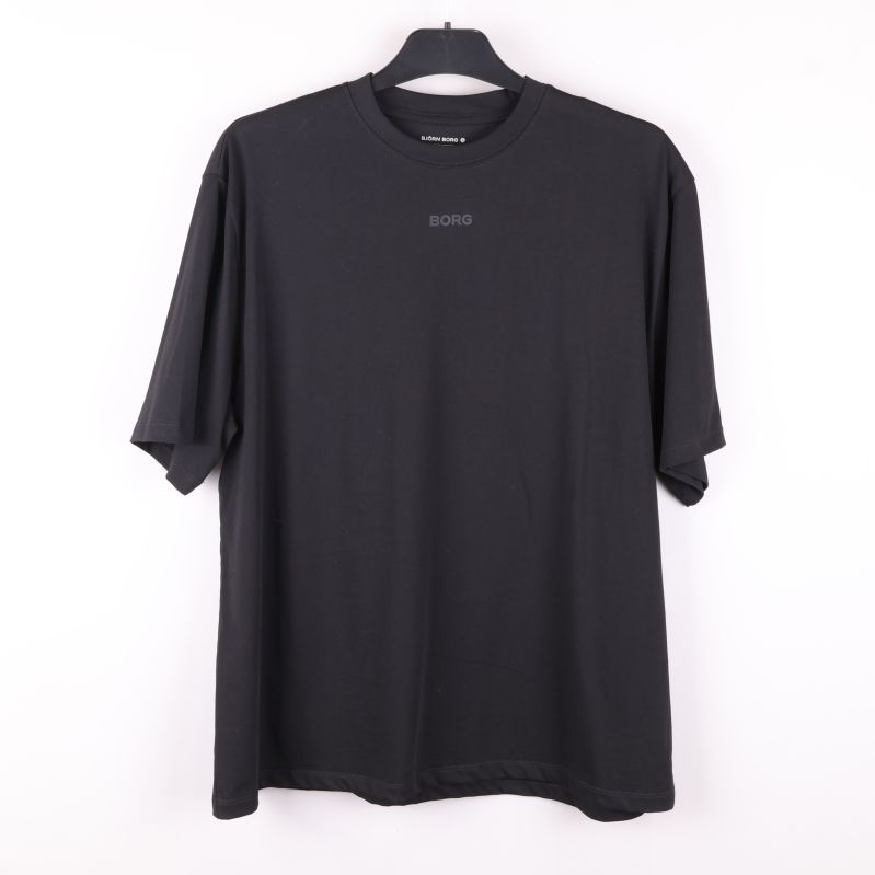 Svart t-shirt på galge med synligt logotryck