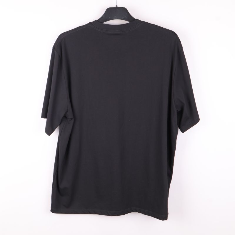 Baksidan av svart t-shirt