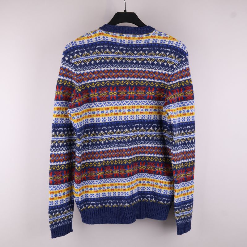 Mönstrad sweater bakifrån