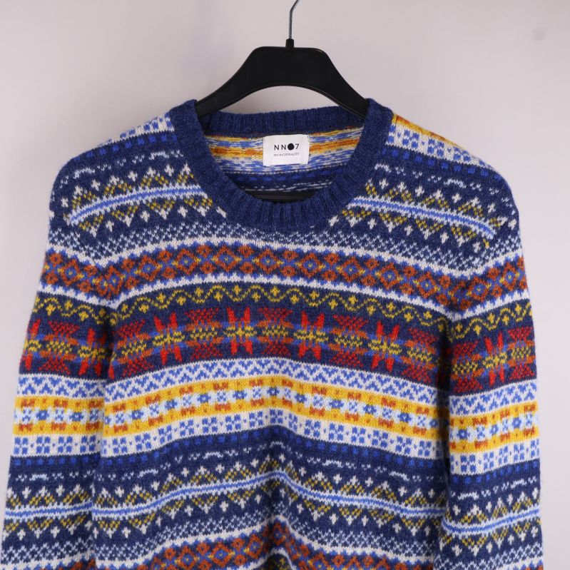 Mönstrad sweater med etikett synlig