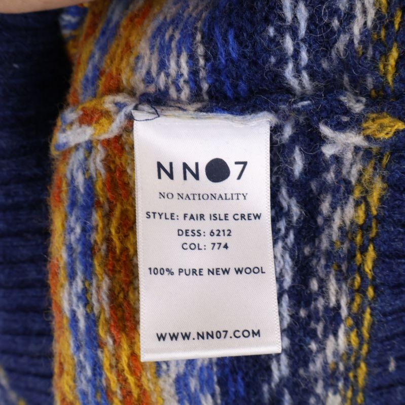 Materialetikett på mönstrad sweater