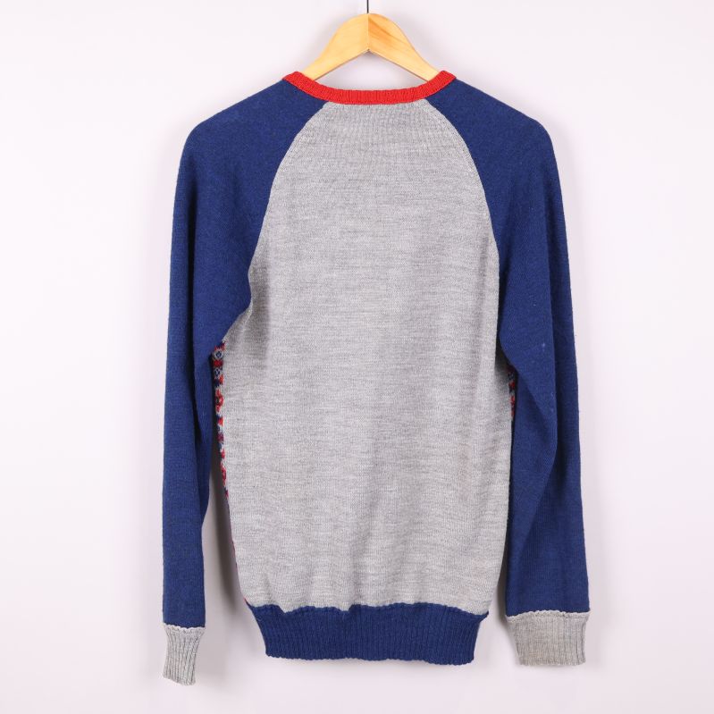 Stickad tröja med mönster bakifrån