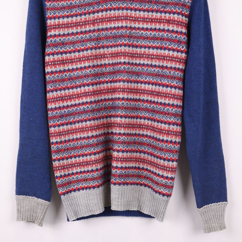 Närbild på tröjans nederkant och ärmar