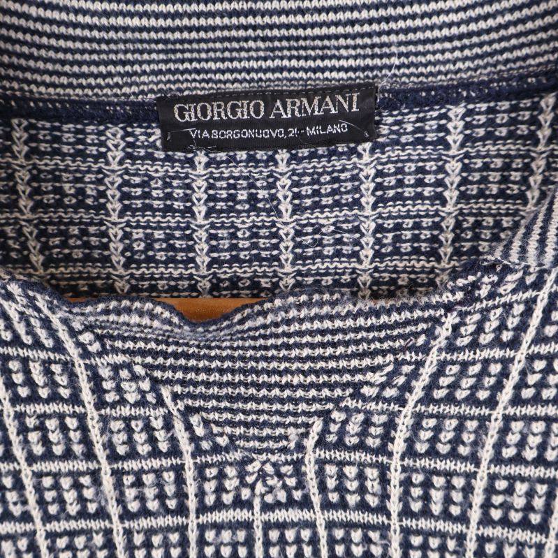 Giorgio Armani etikett på tröjan