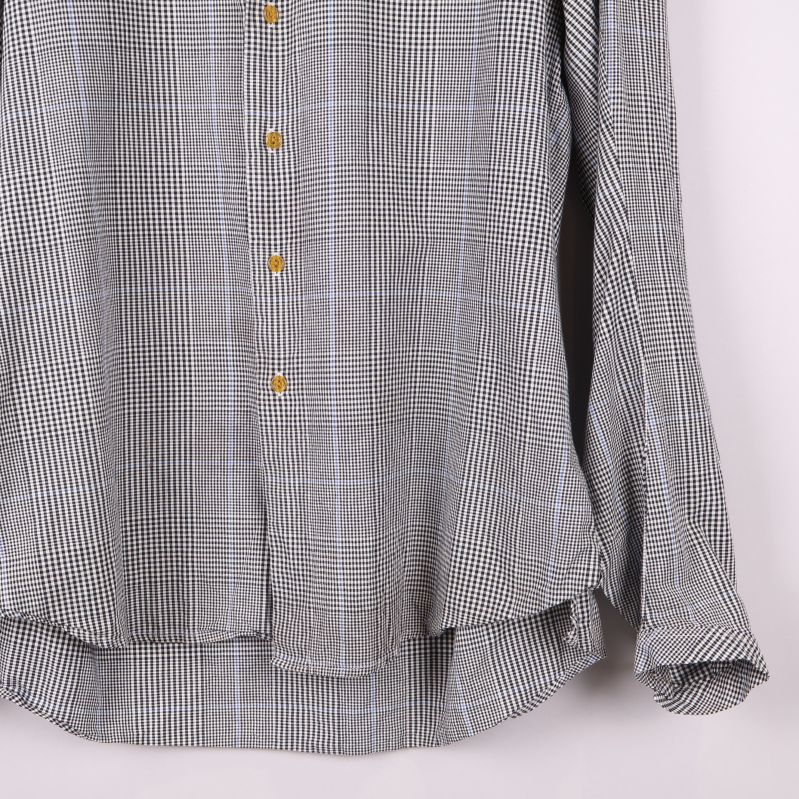 Närbild på skjortans nederdel 