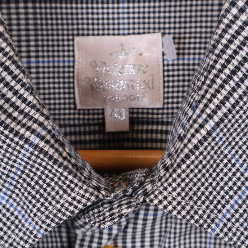 Etikett vid skjortkragen