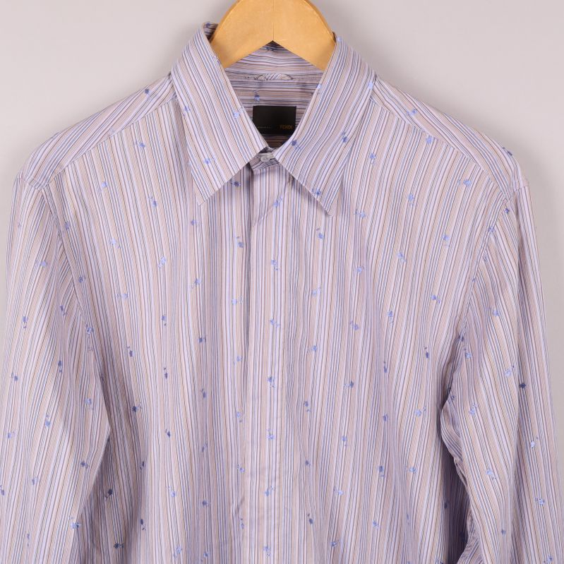 Närbild på skjortans randiga mönster och krage