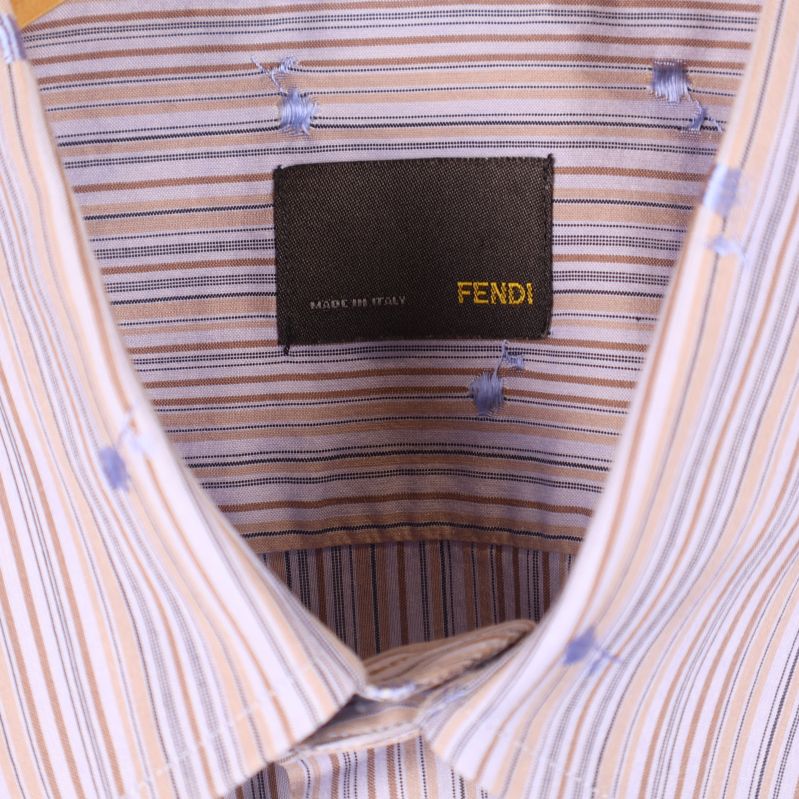 Närbild på Fendi etikett i skjortans krage