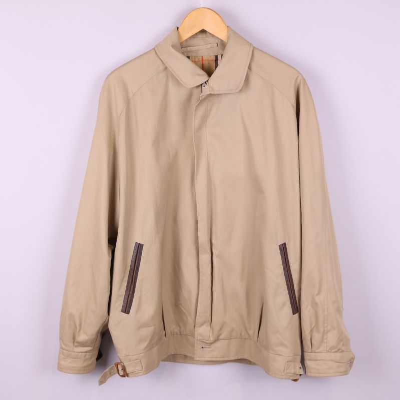 Beige jacka framifrån 
