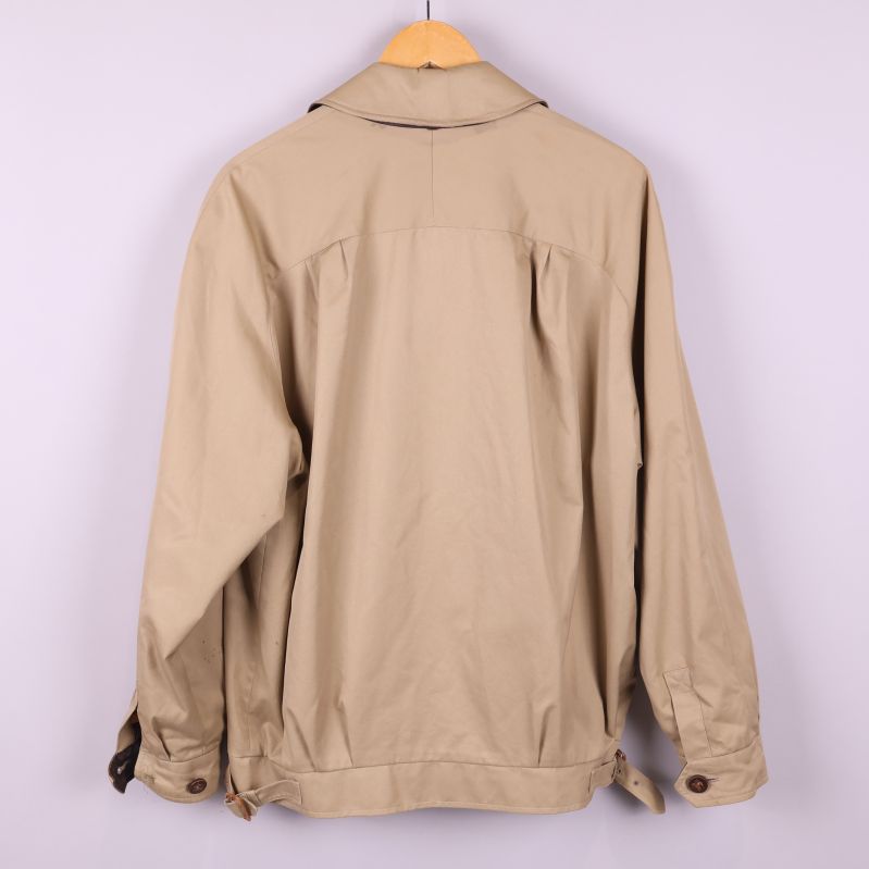 Beige jacka bakifrån 
