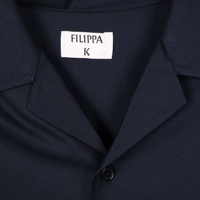 Närbild av etikett med märkesnamn Filippa K