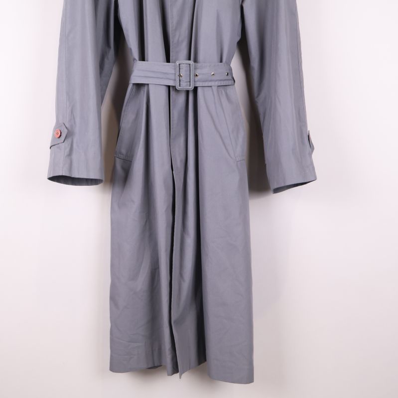 Närbild av trenchcoatens bälte och ärmar