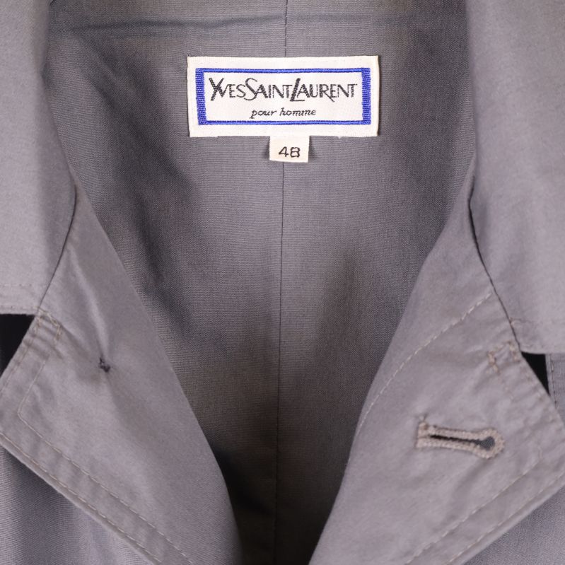Yves Saint Laurent etikett inuti trenchcoaten