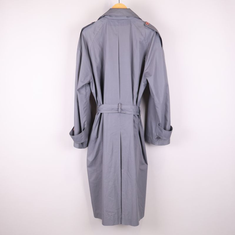 Grå trenchcoat med bälte bakifrån