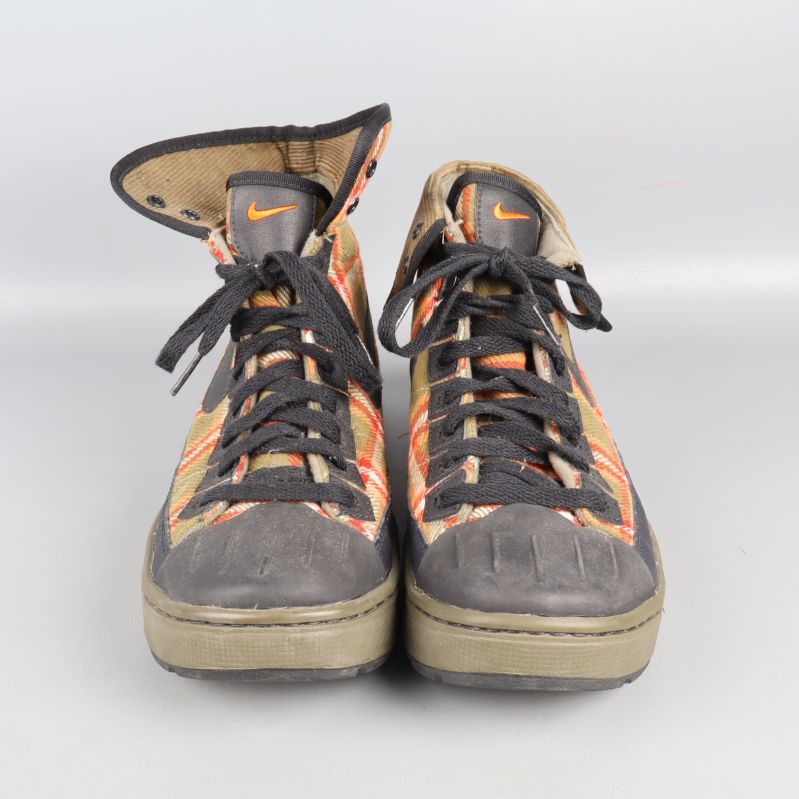 Framifrån av höga sneakers