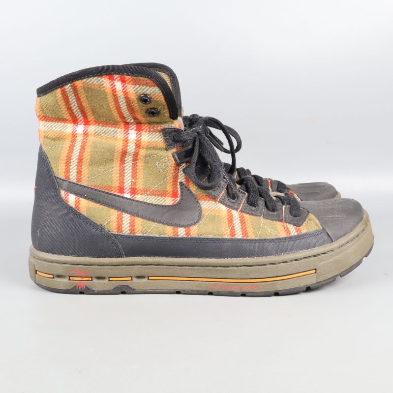 Sida av höga sneakers