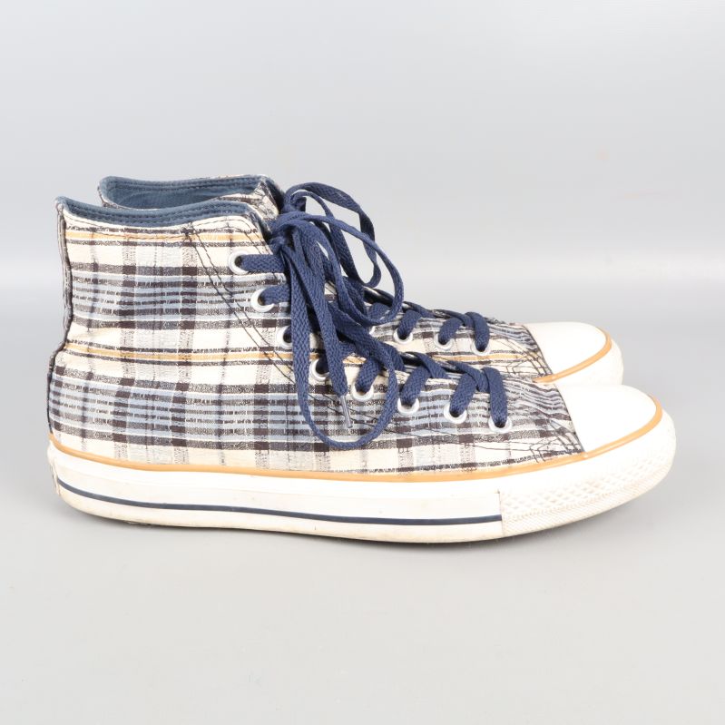 Sneakers sida med rutmönster