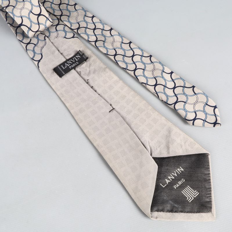 Baksidan på slipsen med etikett