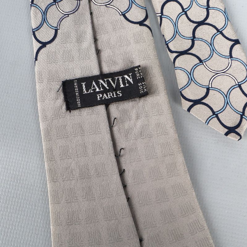 Närbild på mönster och etikett