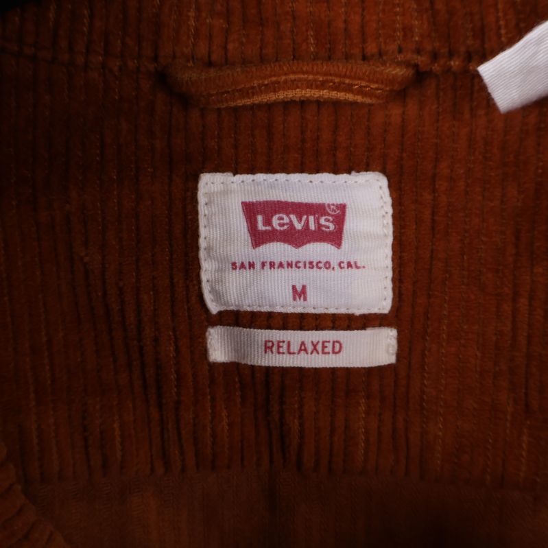 Levi's etikett och storlek 'M' på manchesterskjorta