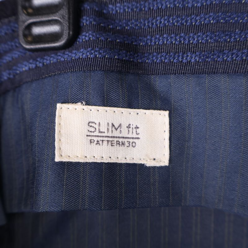 Etiketter insida visar SLIM fit och mönsternummer