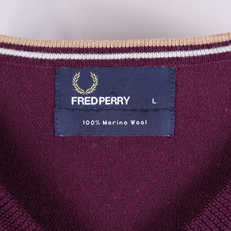 Fred Perry märkesetikett i kragen