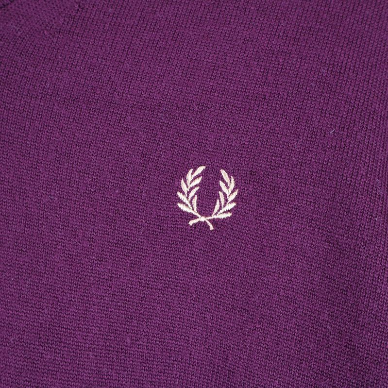 Broderat emblem på lila tröja