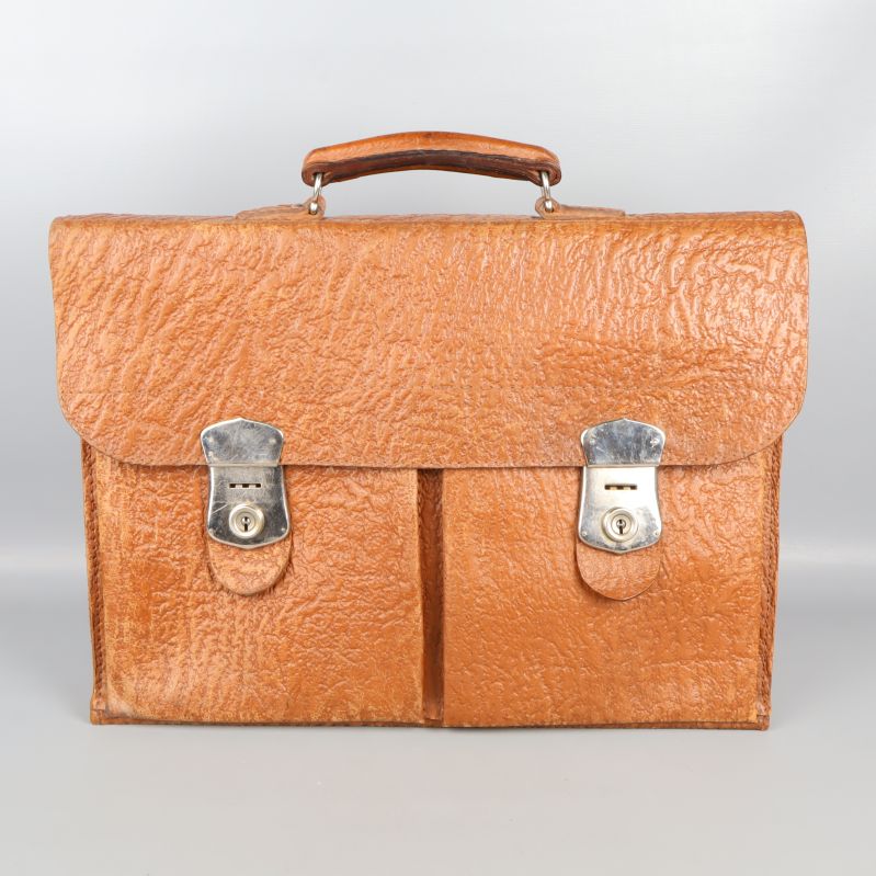 Framsidan av brun vintage portfölj med lås