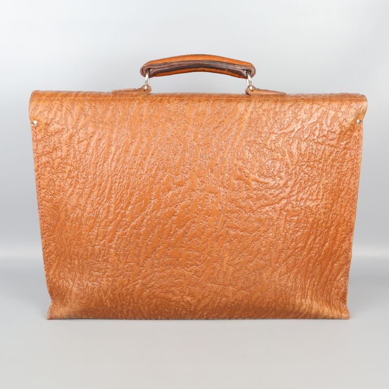 Baksidan av brun vintage portfölj