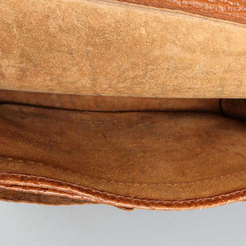 Insidan av brun portfölj