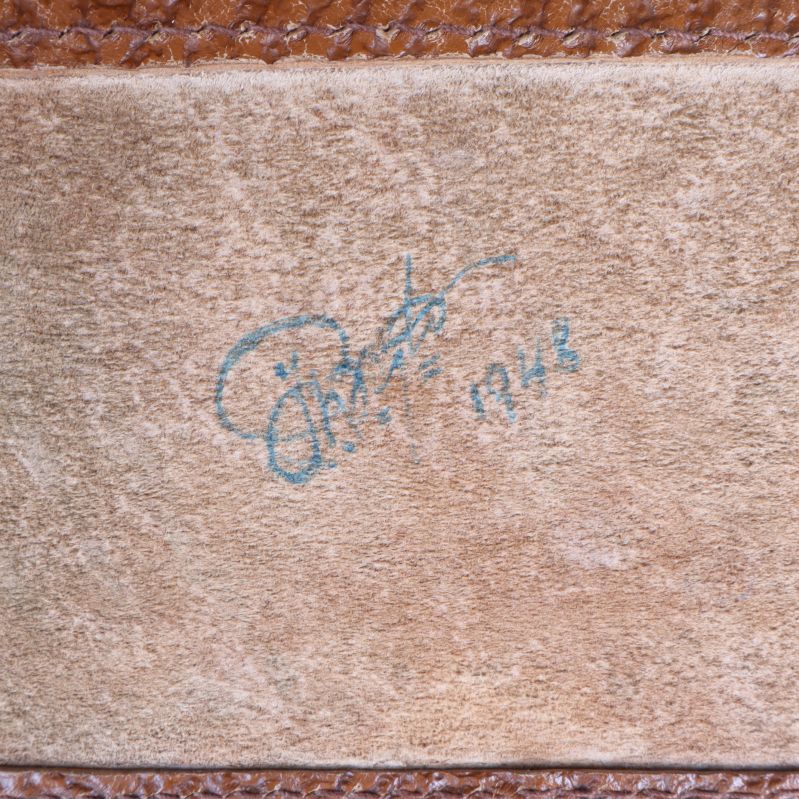 Närbild på signatur inuti portfölj