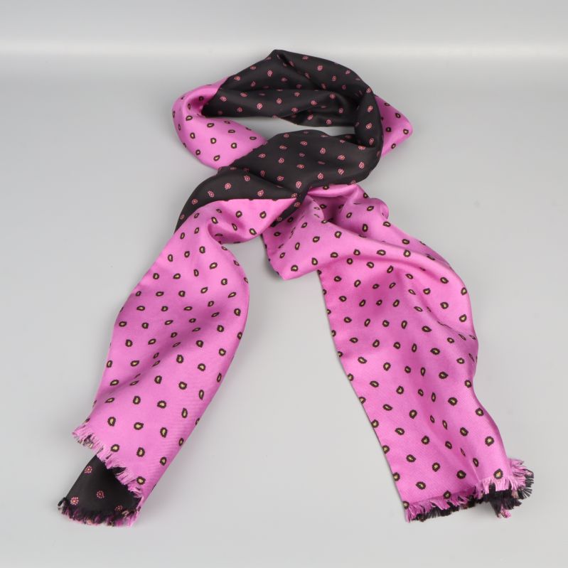 Lila och svart scarf knuten med prickmönster