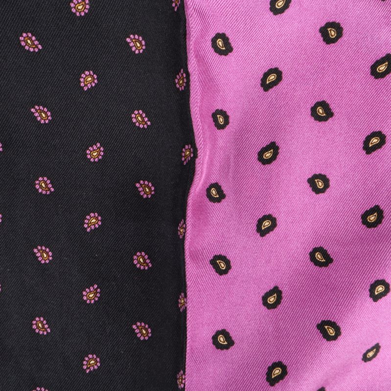 Närbild av prickmönster med lila och svarta detaljer