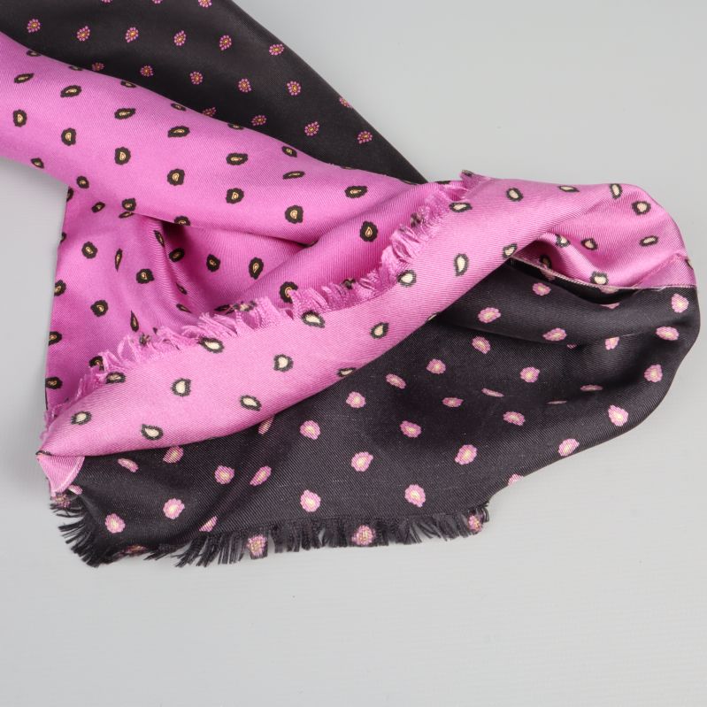 Lila och svart scarf med fransar i ändarna