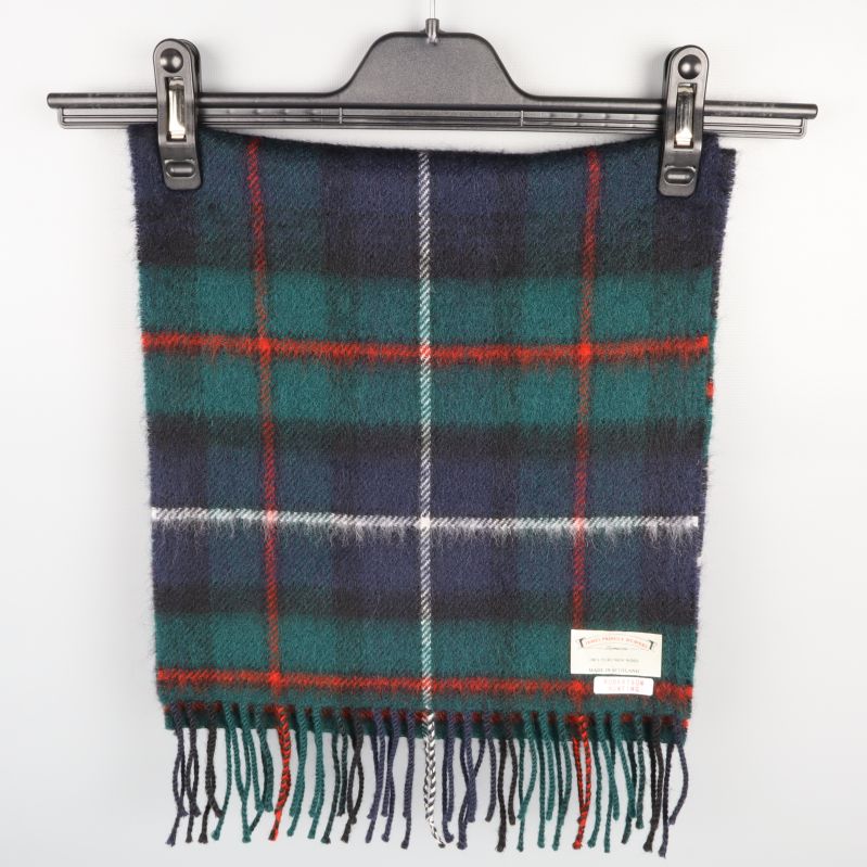 Ull scarf med rutmönster och fransar hängande