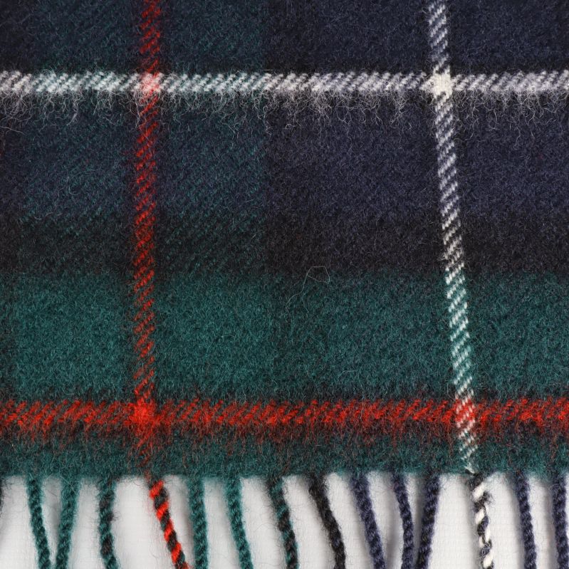 Närbild av scarfs rutmönster och fransar
