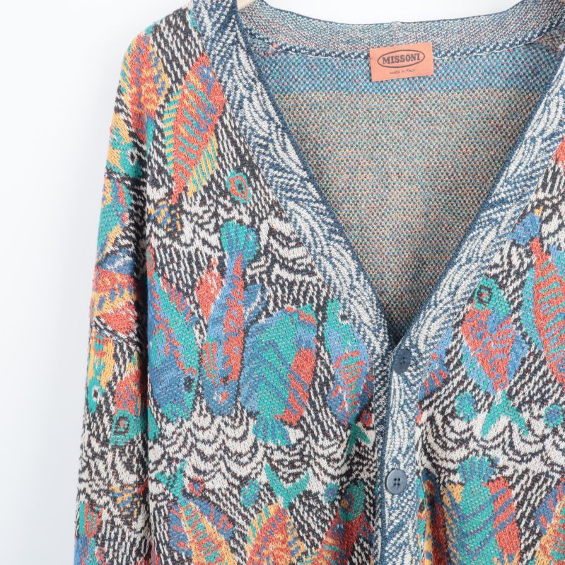 Framsidan av färgglad kofta med etikett