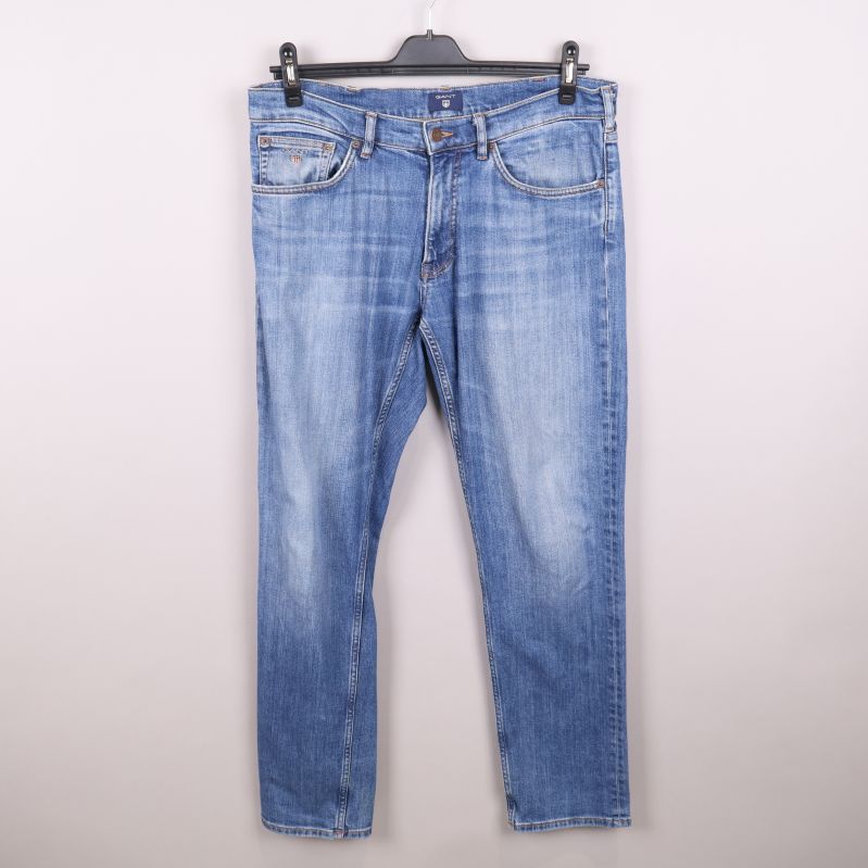 Jeans framsida med fem fickor och bältesöglor